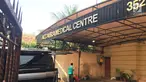 Seorang pria berdiri di halaman Klinik Azzahra Medical Center, Cawang, Jakarta, Jumat (10/11). Klinik itu ditutup sejak peristiwa dokter Letty Sultri yang tewas ditembak sebanyak 8 kali oleh suaminya sendiri, dokter Helmi. (Liputan6.com/Immanuel Antonius)
