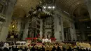 Suasana misa Natal di Basilika Santo Petrus, Vatikan, (24/12). Paus Fransiskus menyerukan kepada masyarakat di negara maju agar menjalani kehidupan yang sederhana dan tidak terlalu materialistis. (AFP Photo/Tiziana Fabi)