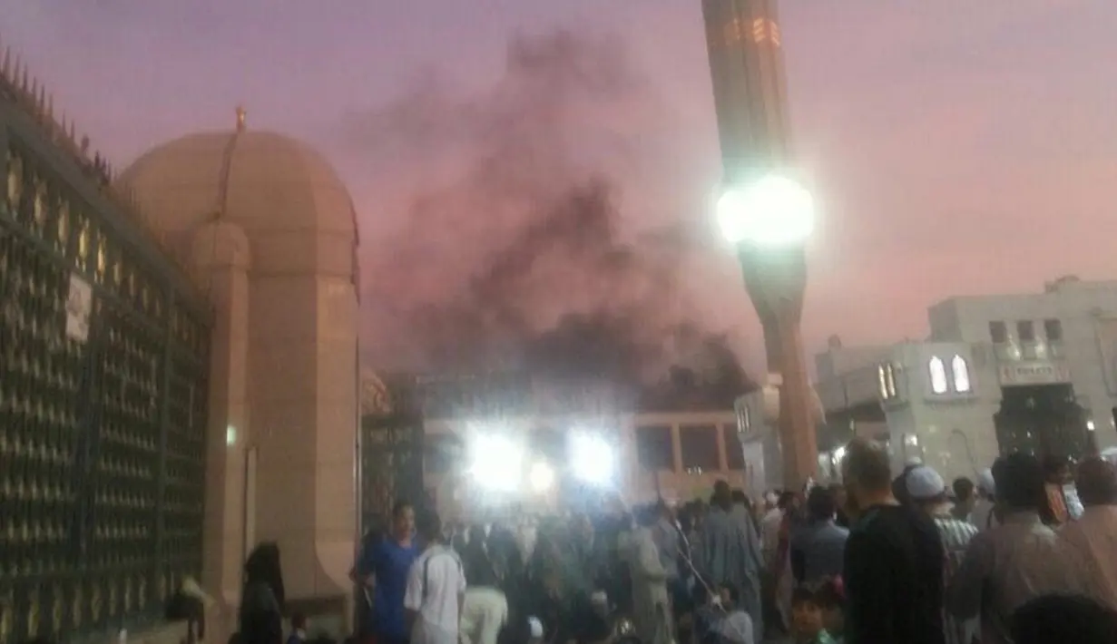 Suasana di Masjid Nabawi usai ledakan bom. Pelaku bom bunuh diri menyerang tiga kota Arab Saudi. Masing-masing di Kota Madinah, Qatif dan Jeddah yang menyebabkan lima orang tewas dan dua terluka, Senin (4/7). (REUTERS)