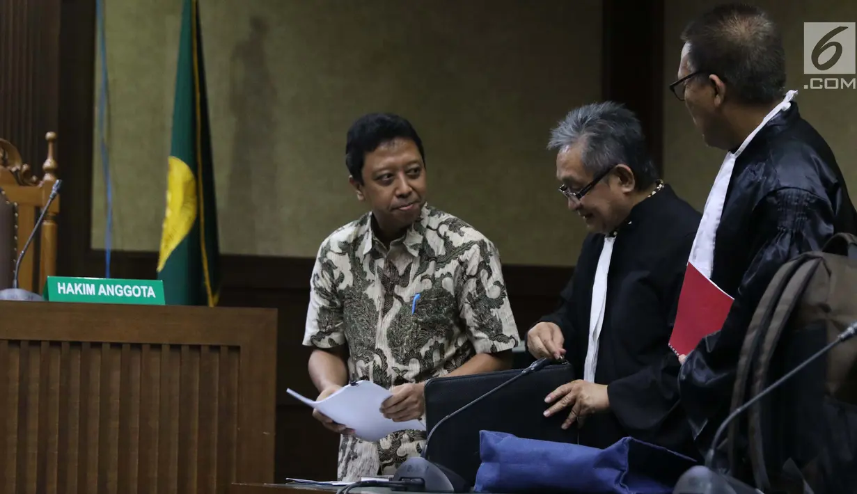 Mantan Ketua Umum PPP, M Romahurmuziy (kiri) saat menjalani sidang pembacaan dakwaan di Pengadilan Tipikor, Jakarta, Rabu (11/9/2019). JPU KPK mendakwa M Romahurmuziy terlibat kasus suap jual-beli jabatan di lingkungan Kementerian Agama (Kemenag). (Liputan6.com/Helmi Fithriansyah)