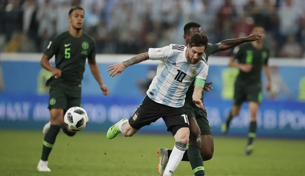 Gelandang Argentina, Lionel Messi, berusaha melewati gelandang Nigeria, Bryan Idowu, pada laga grup D Piala Dunia di Stadion St Petersburg, St Petersburg, Selasa (26/6/2018)/ Argentina menang 2-1 atas Nigeria. (AP/Dmitri Lovetsky)
