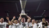 Oliver Glasner sukses membawa Eintracht Frankfurt menjuarai Liga Europa 2021/2022. Gelar tersebut merupakan trofi pertama yang berhasil ia bersembahkan bersama Die Alder. Hebatnya lagi, pelatih asal Australia tersebut berhasil juara dengan status tak terkalahkan. (AFP/Cristina Quicler)