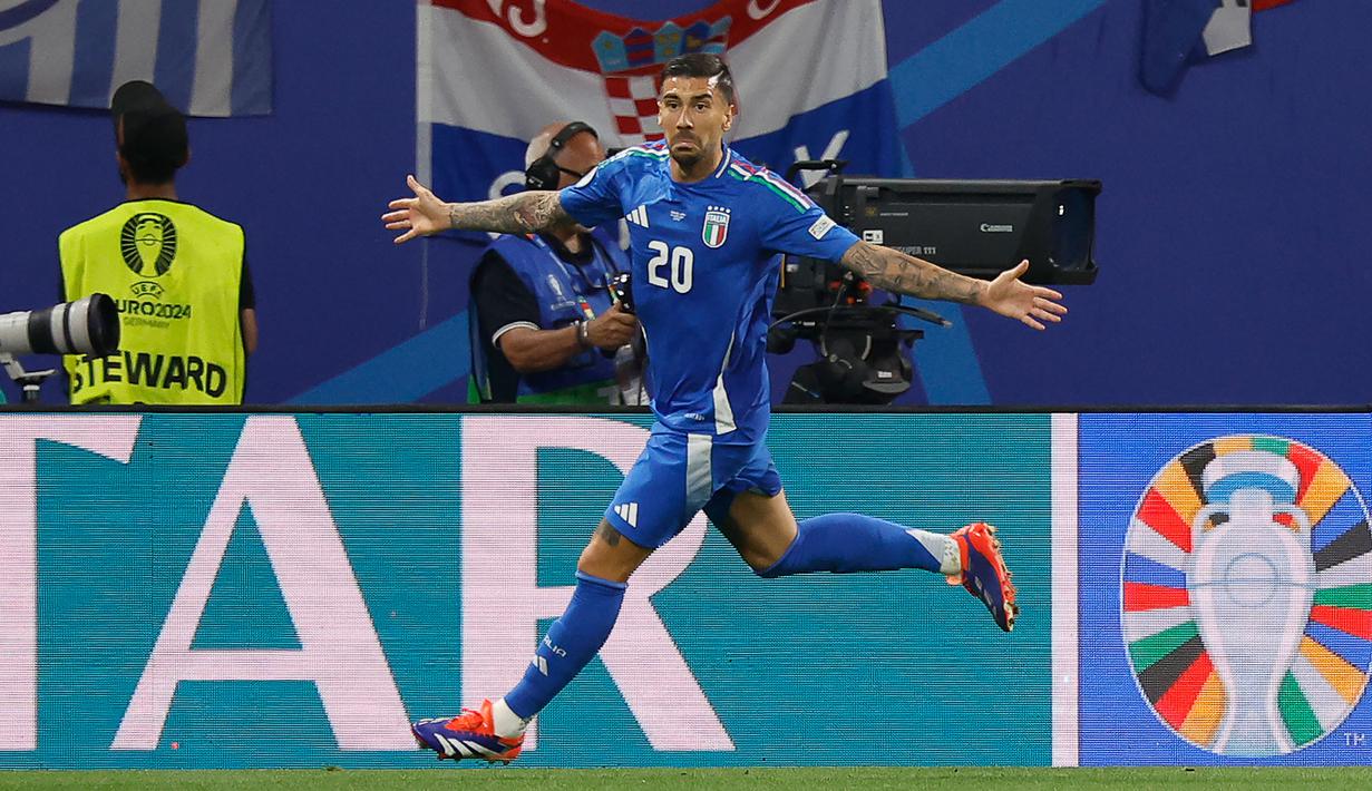 Sayap kiri berusia 29 tahun, Mattia Zaccagni tercatat baru melakukan debut bersama Timnas Italia pada 29 Maret 2022. Gol pertamanya lahir pada Euro 2024 yang menjadi debutnya di turnamen mayor, tepatnya saat Timnas Italia bermain imbang 1-1 dengan Kroasia pada matchday ketiga Grup B (24/6/2024) yang menjadi caps-nya yang ke-7. Usai Euro 2024 di mana Italia tersingkir di babak 16 besar, ia total telah mengoleksi 8 caps bareng Timnas Italia. (AFP/Odd Andersen)