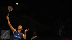 Tunggal putra Malaysia, Lee Chong Wei melakukan smes saat laga melawan Jan O Jorgensen (Denmark) di final BCA Indonesia Open 2016, Jakarta, Minggu (5/6/2016). Lee Chong Wei unggul 17-21, 21-19, 21-17. (Liputan6.com/Helmi Fithriansyah)