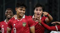 Pemain Timnas Indonesia U-20, Brandon Scheunemann (kanan) ikut merayakan gol yang dicetak oleh Hokky Caraka (tengah) ke gawang Timnas Fiji U-20 pada laga International Friendly Match U-20 di Stadion Utama Gelora Bung Karno (SUGBK), Jakarta, Jumat (17/02/2023). (Bola.com/Bagaskara Lazuardi)