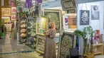 Seorang wanita berdiri di depan salah satu stan pada pameran kerajinan Inacraft 2022 di Balai Sidang Jakarta Convention Center (JCC), Rabu (23/3/2022). Penyelenggaraan Inacraft ke-22 ini mengusung tema “Smiling Heritage of West Java; From Smart Village to Global Market”. (Liputan6.com/Faizal Fanani)