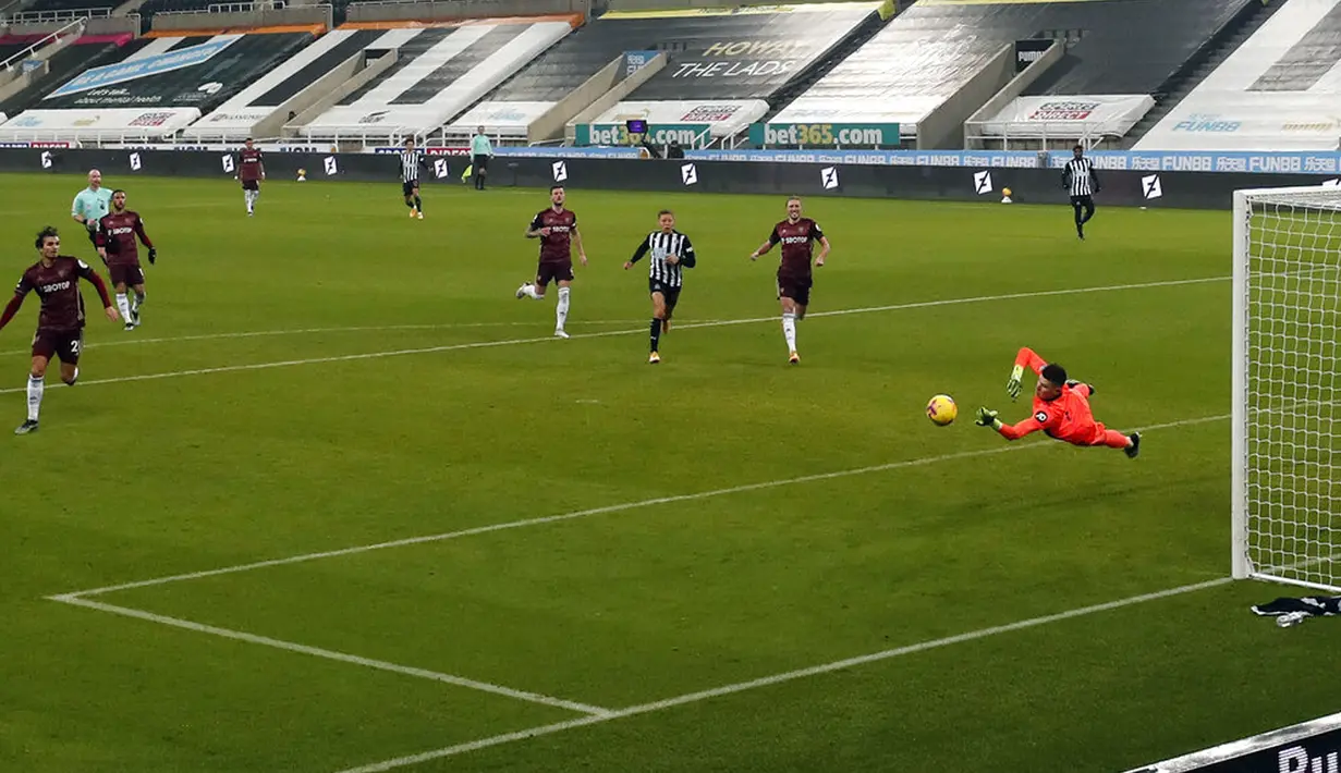 Penjaga gawang Leeds United Illan Meslier menyelamatkan tembakan pemain Newcastle United Fabian Schaer pada pertandingan Liga Inggris di St. James Park, Newcastle, Inggris, Selasa (26/1/2021). Newcastle United menang 2-1 atas Leeds United. (Lee Smith/Pool via AP)