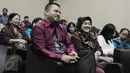 Kakak Saipul Jamil, Samsul Hidayatullah menjalani sidang pembacaan putusan di Pengadilan Tipikor Jakarta, Senin (21/11). Majelis Hakim menjatuhkan vonis 2 tahun pidana penjara dan denda RP 50 juta terhadap Samsul Hidayatullah. (Liputan6.co/Helmi Afandi)