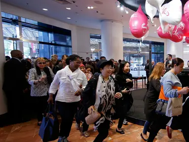 Sejumlah pengunjung wanita berlarian ketika pintu department store Galeries Lafayette terbuka di Paris, Rabu (22/6). Warga Prancis memanfaatkan diskon besar-besar awal penjualan musim panas untuk berbelanja. (REUTERS/Jacky Naegelen)