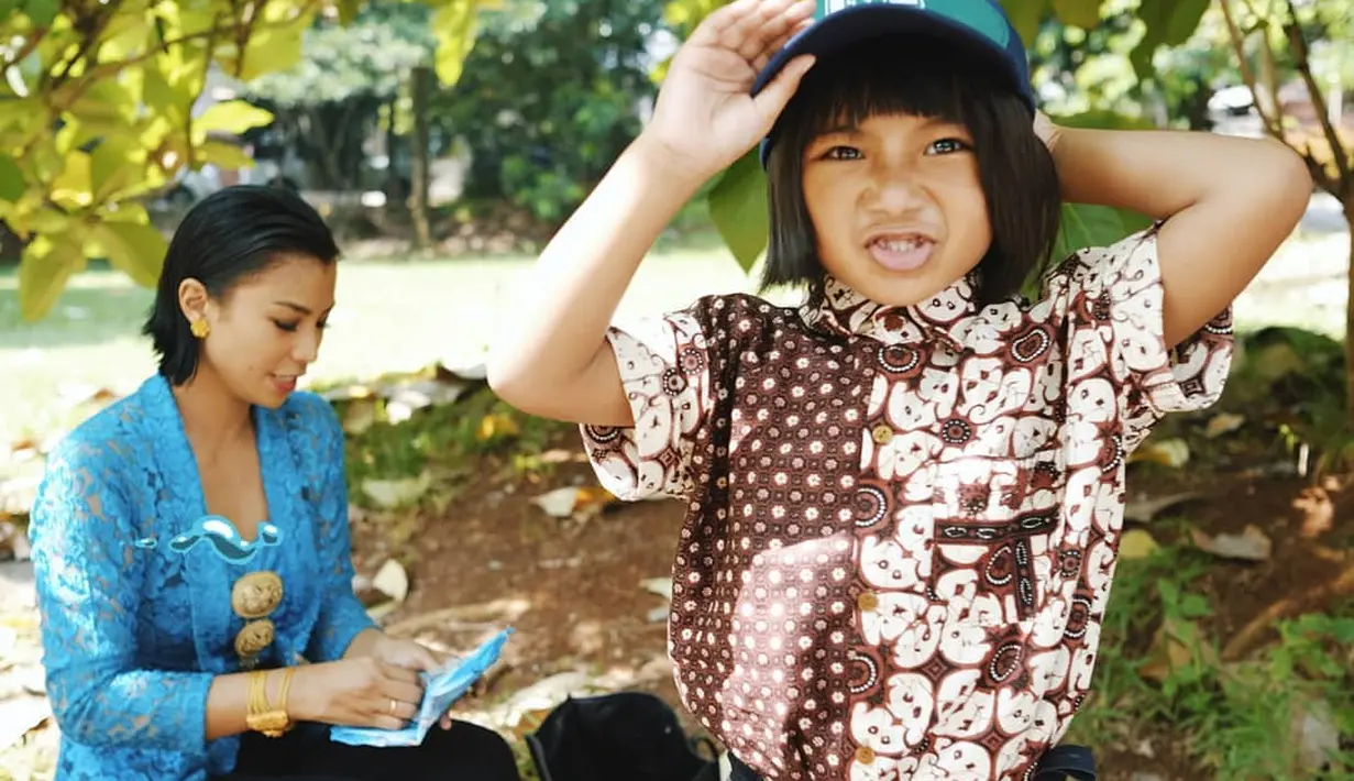 Saat ingin tampil klasik dan aman, kebaya lace polos bisa ditambahkan aksesori bros pada dada yang memberi kesan mewah dalam warna gold. (Foto: Instagram @shareefadaanish)