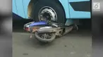 Sebuah kecelakaan terjadi di Bandung dimana seorang pengendara motor mencoba memotong jalur.