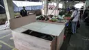 Suasana lapak jualan pedagang terdampak kebakaran di Blok B, Pasar Minggu, Jakarta Selatan, Rabu (21/4/2021). Lapak baru tersebut merupakan upaya relokasi agar puluhan pedagang bisa memulai jualan kembali. (Liputan6.com/Faizal Fanani)