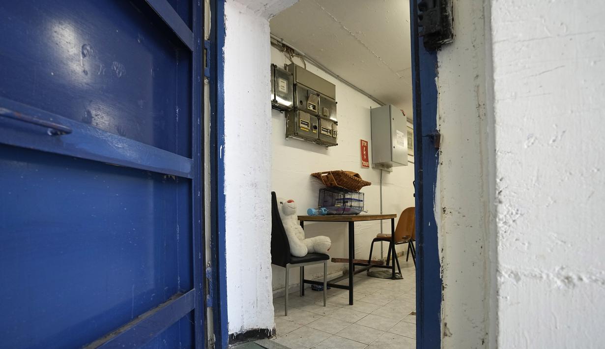 Sedikitnya lima roket jarak jauh ditembakkan ke daerah sekitar kota pelabuhan selatan Ashdod pada Minggu tengah hari, yang memicu keputusan kota tersebut untuk membuka tempat perlindungan bom umum. (AP Photo/Tsafrir Abayov)