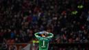 Kiper Bayern Munchen, Manuel Neuer, tampak kecewa saat laga melawan Leverkusen. Meski menguasai jalannya laga, Munchen hanya mampu melakukan dua kali tendangan ke arah gawang. (AFP/Patrik Stollarz)