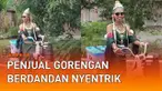 Seorang perempuan penjual gorengan curi perhatian warga karena gunakan kostum menarik ketika berjualan mengundang perhatian.