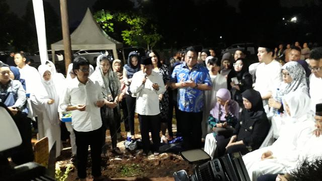 Suasana Pemakaman Ibunda Ayu Dewi