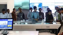 Wakil Presiden RI Jusuf Kalla didampingi Dirut Bank BRI, Asmawi Syam saat mencoba BRI Digital outlet digital terlengkap di Terminal 3, Bandara Soekarno Hatta, Tangerang, Banten, Senin (15/08). (Liputan6.com/Fery Pradolo)