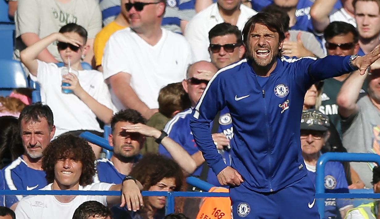 Pelatih Chelsea, Antonio Conte, memberikan instruksi saat melawan Liverpool pada laga Premier League di Stadion Stamford Bridge, London, Minggu (6/5/2018). Chelsea menang 1-0 atas Liverpool. (AFP/Daniel Leal-Olivas)