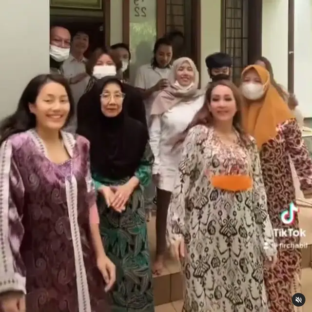 6 Potret Terbaru Artis Senior Nani Wijaya, Masih Bugar di Usia 78 Tahun