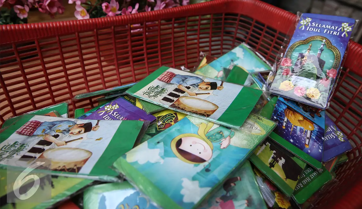 Sejumlah angpow bertemakan idul fitri turut dijual dalam toko di Pasar Pagi, Asemka, Jakarta, Kamis (24/6/2016). Jelang Hari Raya Idul Fitri 1437 H, permintaan ornamen hiasan Idul Fitri seperti terus meningkat. (Liputan6.com/Faisal Fanani)