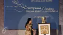 Menko PMK, Puan Maharani (kiri) berbincang dengan Nani N Lestari usai penyerahan penghargaan di acara Perempuan dan Canting di Jakarta, Rabu (25/1). Dua pelestari batik nasional mendapat penghargaan dalam acara ini. (Liputan6.com/Helmi Fithriansyah)