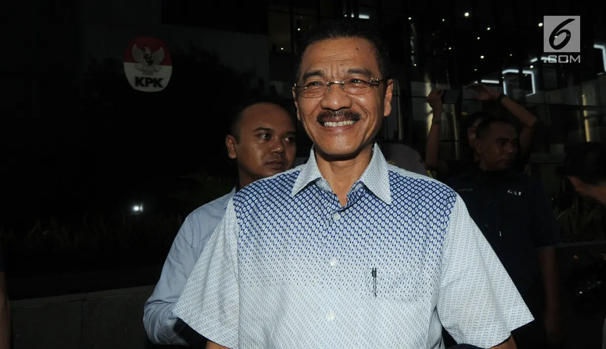 Mantan Mendagri Gamawan Fauzi tersenyum usai diperiksa penyidik di gedung KPK, Jakarta, Selasa(8/1). Gamawan diperiksa terkait kasus dugaan korupsi pembangunan Gedung Kampus IPDN tahap II Rogan Hilir Provinsi Riau tahun 2011. (Merdeka.com/Dwi Narwoko)