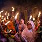 Anak-anak mengikuti takbir keliling pada malam Hari Raya Idul Fitri. Fotografer: Juni Kriswanto / AFP
