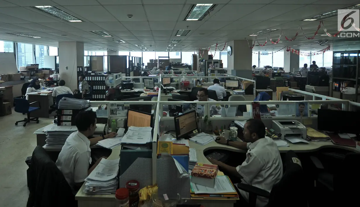 Pegawai Pemprov DKI Jakarta melakukan aktivitas kerja di Balai Kota, Rabu (2/1). Berdasarkan data absensi, sebanyak 36.806 pegawai PNS se-DKI tidak hadir, mayoritas diantaranya bolos pada hari pertama kerja di tahun 2019. (Merdeka.com/Iqbal S. Nugroho)