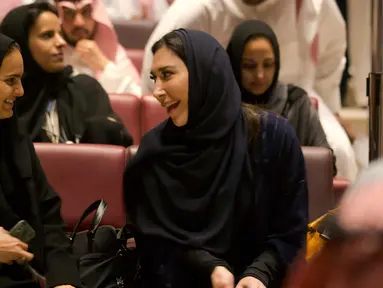 Para pengunjung perempuan bersiap menonton film Black Panther selama acara gala undangan di King Abdullah Financial District Theatre, Riyadh, Arab Saudi (18/4). Setelah pelarangan selama 35 tahun, bioskop kembali beroperasi di Arab Saudi. (AP/Amr Nabil)