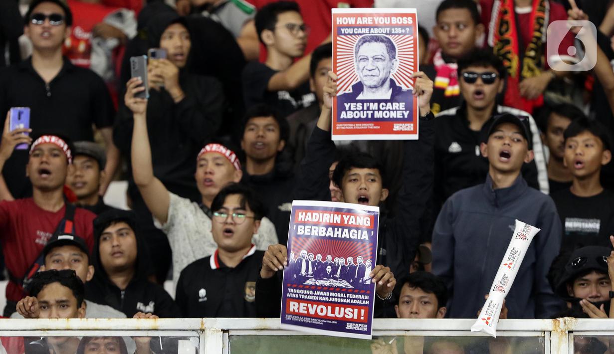 Suporter tim garuda memadati tribun penonton saat menyaksikan laga timnas Indonesia melawan Vietnam pada semifinal leg pertama Piala AFF 2022 di Stadion Utama Gelora Bung Karno, Jakarta, Jumat (6/1/2023). Indonesia akan melakoni laga tandang semifinal Piala AFF 2022 melawan Vietnam pada Senin (9/1). (Liputan6.com/Helmi Fithriansyah)