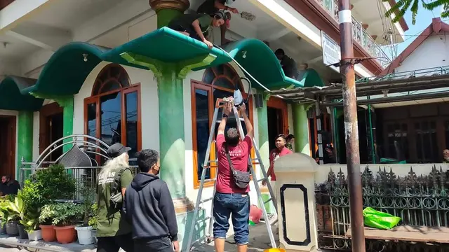 Komunitas Gerakan Resik Masjid membersihkan masjid Agung Sunan Ampel Surabaya. (Dian Kurniawan/Liputan6.com)