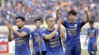 Pemain Persib, Kim Kurniawan, memberikan aplaus kepada bobotoh usai laga melawan Bali United pada laga Liga 1 Indonesia di Stadion Si Jalak Harupat, Bandung, Kamis (21/9/2017). Persib bermain imbang 0-0 dengan Bali United. (Bola.com/M Iqbal Ichsan)