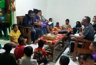 Potret Aipda Yunus Labba Bersama Anak-Anak di Panti Asuhan Generasi Pengubah (Dokumentasi pribadi)
