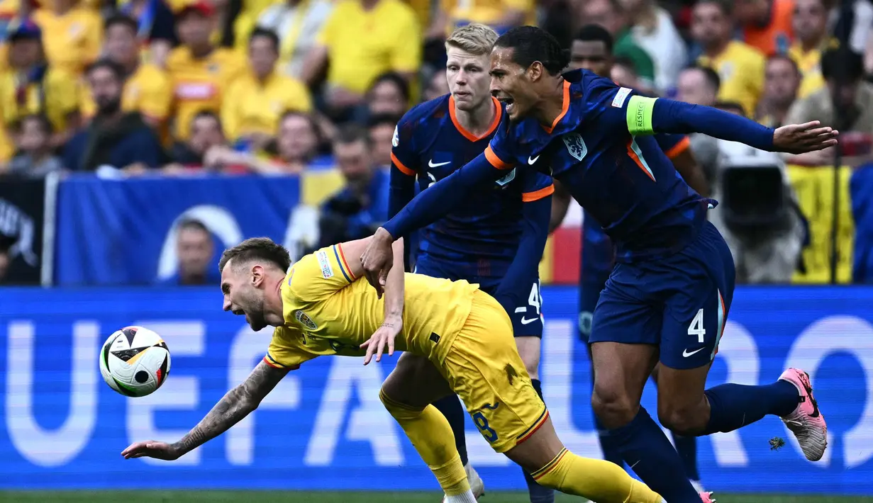 Bermain di Fussball Arena, Timnas Belanda lebih dulu mengambil inisiatif serangan. (Fabrice COFFRINI/AFP)