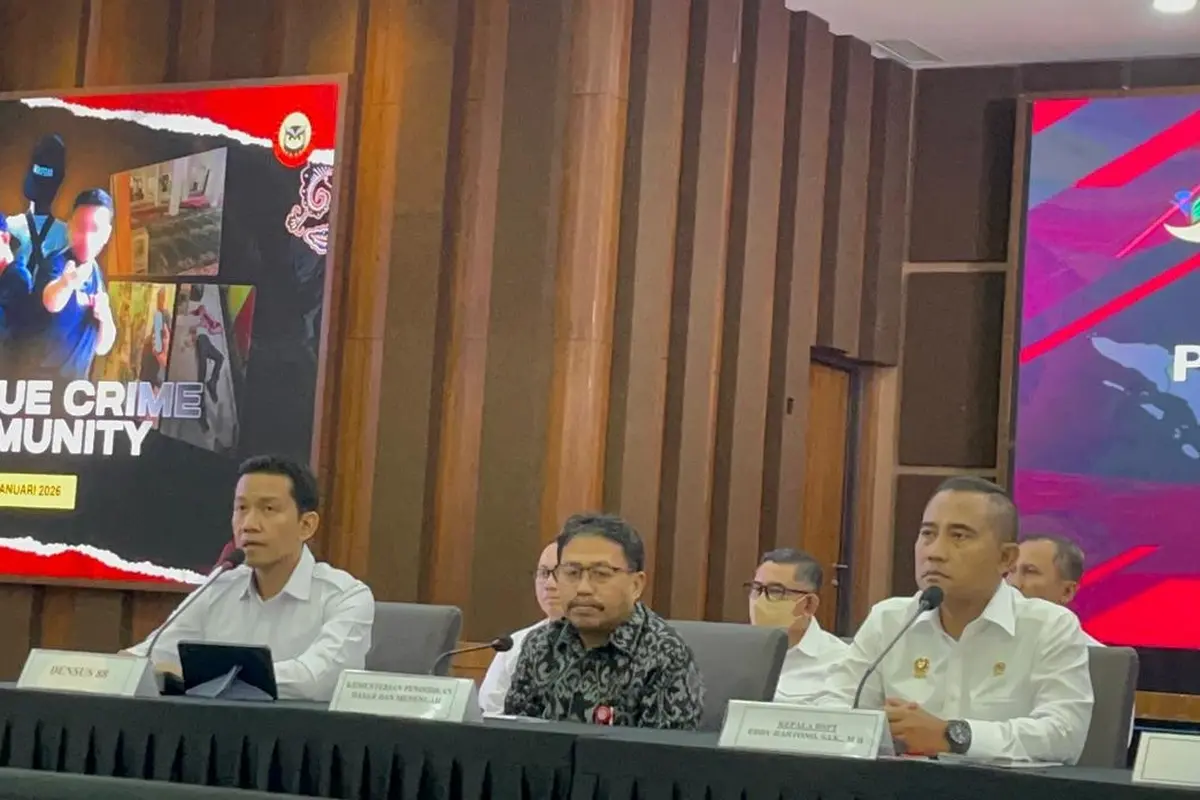 Juru Bicara Densus 88, Kombes Pol Myandra Eka Wardhana (sebelah kiri) menjelaskan mengenai temuannya terkait grup True Crime Community (TCC).