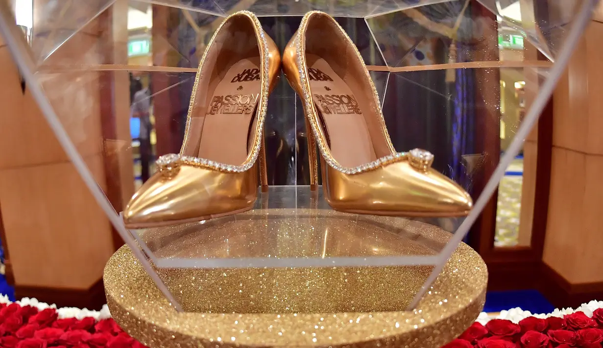 Sepasang sepatu high heels 'The Passion Diamond' dipamerkan di Burj Al Arab, Dubai, Uni Emirat Arab, Rabu (26/9). Dibanderol dengan harga sekitar Rp 253,7 miliar, sepatu ini diklaim sebagai yang termahal di dunia. (AFP PHOTO / GIUSEPPE CACACE)