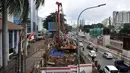 Suasana lokasi kebocoran pipa gas bumi di depan Kantor BNN, Jakarta, Selasa (13/3). Pipa gas bumi milik PGN tersebut bocor diduga akibat terkena proyek LRT saat pekerja melakukan pengeboran untuk pemasangan tiang pancang. (Merdeka.com/Iqbal S. Nugroho)