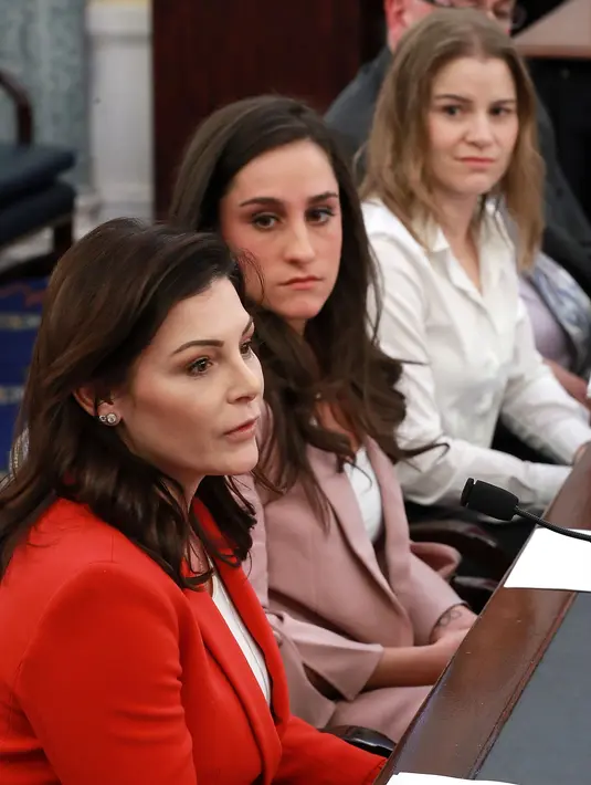 Atlet senam Jamie Dantzcher (kiri), Jordyn Wieber (tengah) dan atlet Speedskater Bridie Farrell memberi kesaksian di Capitol Hill (18/4). Mereka bersaksi terkait pelecehan seksusal yang dilakukan Larry Nassar. (Chip Somodevilla / Getty Images / AFP)