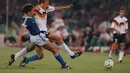 Jerman Barat unggul 1-0 atas Argentina di Final Piala Dunia Roma 1990. Tampak, pemain depan Jerman Barat, Rudi Voeller berebut bola dengan Ernesto Simon (Argentina - kiri), 8 Juli 1980, (AFP PHOTO)