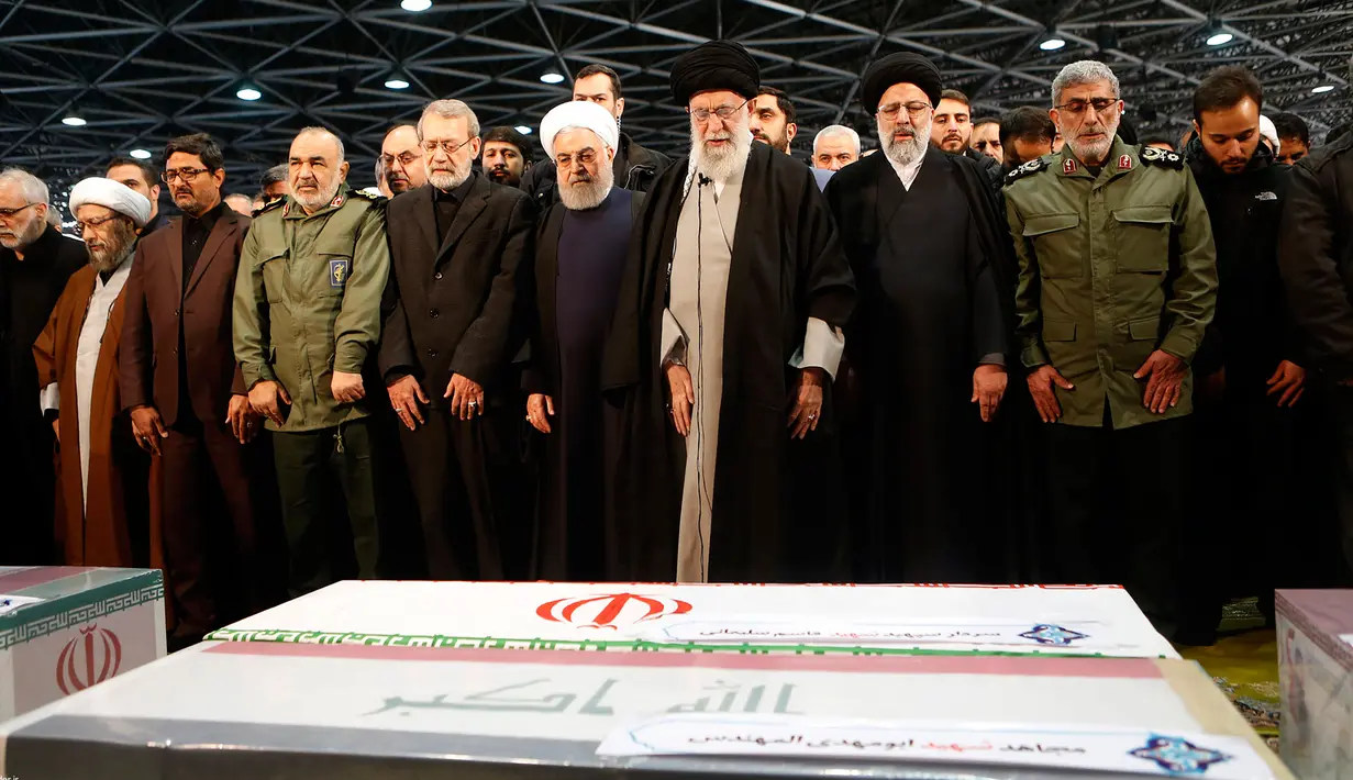 Pemimpin Tertinggi Iran, Ayatollah Ali Khamenei memimpin doa terakhir untuk komandan Pasukan Quds Qassem Soleimani yang gugur dan rekannya yang tewas dalam serangan drone AS, di Universitas Teheran, Senin (6/1/2020). (IRANIAN SUPREME LEADER'S WEBSITE / AFP)
