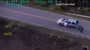 Seorang warga kulit hitam mengangkat tangan saat polisi mengarahkan senjata ke arahnya, Tulsa, Oklahoma, AS, (16/9). Diduga tak mau menyerahkan diri, polisi menembak korban hingga tewas. (REUTERS)