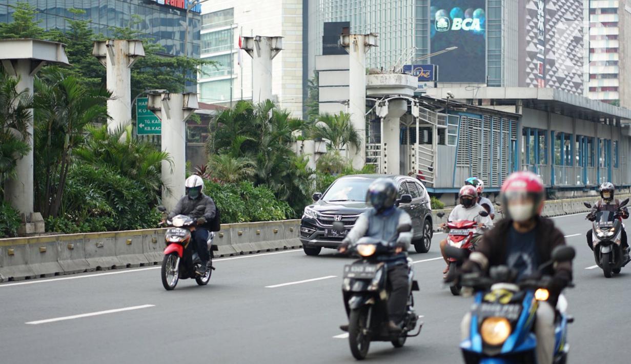 Tiang pancang bekas JPO Tosari menjulang di Jalan Jenderal Sudirman, Jakarta, Selasa (29/9/2020). JPO yang telah dibongkar dan berganti pelican crossing kondisinya dibiarkan terbengkalai, meskipun keberadaannya tidak berfungsi lagi serta mengganggu estetika kota. (Liputan6.com/Immanuel Antonius)