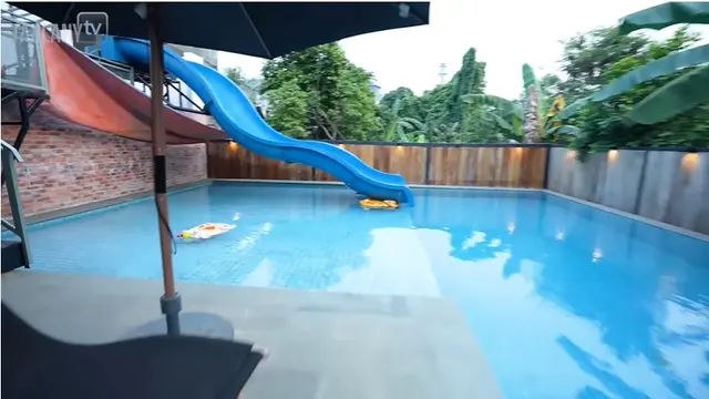12 Potret Kantor Baru Baim Wong, Berkonsep Industrial Lengkap dengan Waterboom