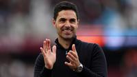 Manajer Arsenal asal Spanyol, Mikel Arteta, memberikan tepuk tangan kepada para penggemar setelah pertandingan Liga Inggris antara West Ham United dan Arsenal di Stadion London, London timur pada 10 Mei 2026. (Adrian Dennis/AFP)