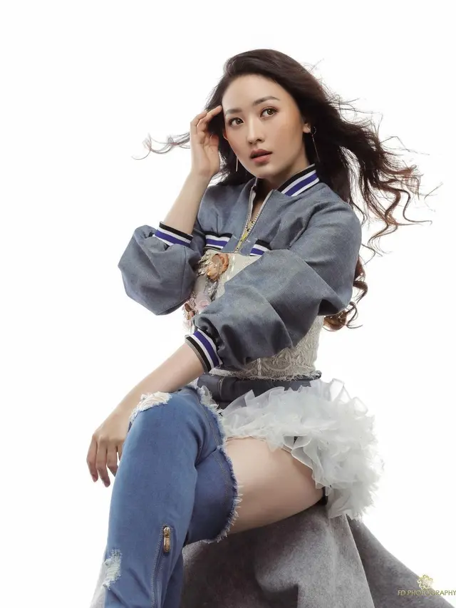 6 Gaya Pemotretan Beautyshoot Natasha Wilona dalam Denim on Denim, Menawan