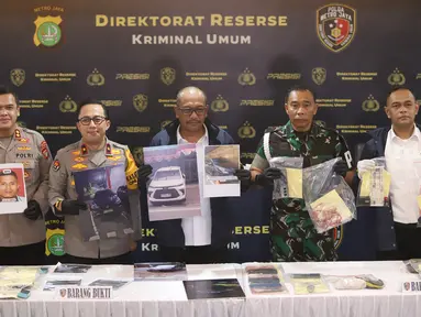 Kepala Bidang (Kabid) Humas Polda Metro Jaya, Brigjen Pol Ade Ary Syam Indradi (kedua kiri) bersama Dirreskrimum Polda Metro Jaya Kombes Wira Satya Triputra (tengah) serta Danpomdam Jaya Kolonel CPM Donny Agus Triputra (kedua kanan) menunjukkan barang bukti saat rilis kasus penculikan dan pembunuhan pegawai bank di Mapolda Metro Jaya, Jakarta Selatan, Selasa (16/9/2025). (merdeka.com/Arie Basuki)