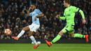 Aksi Raheem Sterling pada leg kedua, babak 16 besar Liga Champions yang berlangsung di Stadion Etihad, Manchester, Rabu (13/3). Man City menang 7-0 atas Schalke. (AFP/Oli Scarff)