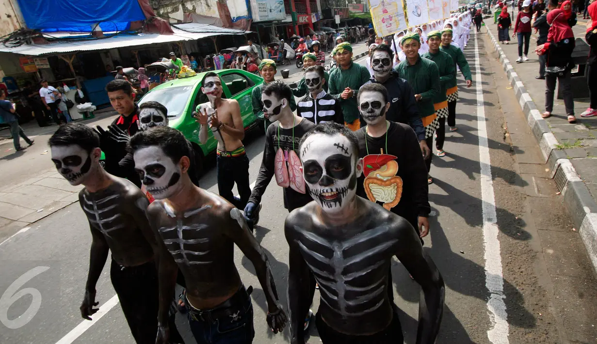 Peserta melukis wajah dan tubuhnya saat mengikuti pawai memperingati Hari Perawat Sedunia di sepanjang Jalan Malioboro, Yogyakarta, Minggu (15/5). Pawai tersebut diikuti oleh sejumlah sekolah tinggi kesehatan di Jogja. (Liputan6.com/Boy Harjanto)