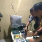 Polisi tengah mengamankan sejumlah barang bukti milik terduga teroris BA di Cirebon. Foto (Liputan6.com / Panji Prayitno)