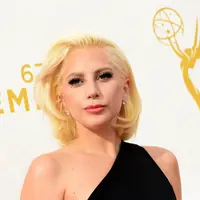 Grup musik asal Korea, Crayon Pop adalah pembuka untuk penampilan Lady Gaga. Pelantun ‘Bad Romance’ ini mengatakan tentang mereka, “Saya sangat puas dengan kinerja mereka. Aku tidak bisa membantu, tapi aku suka mereka!” (Bintang/EPA)